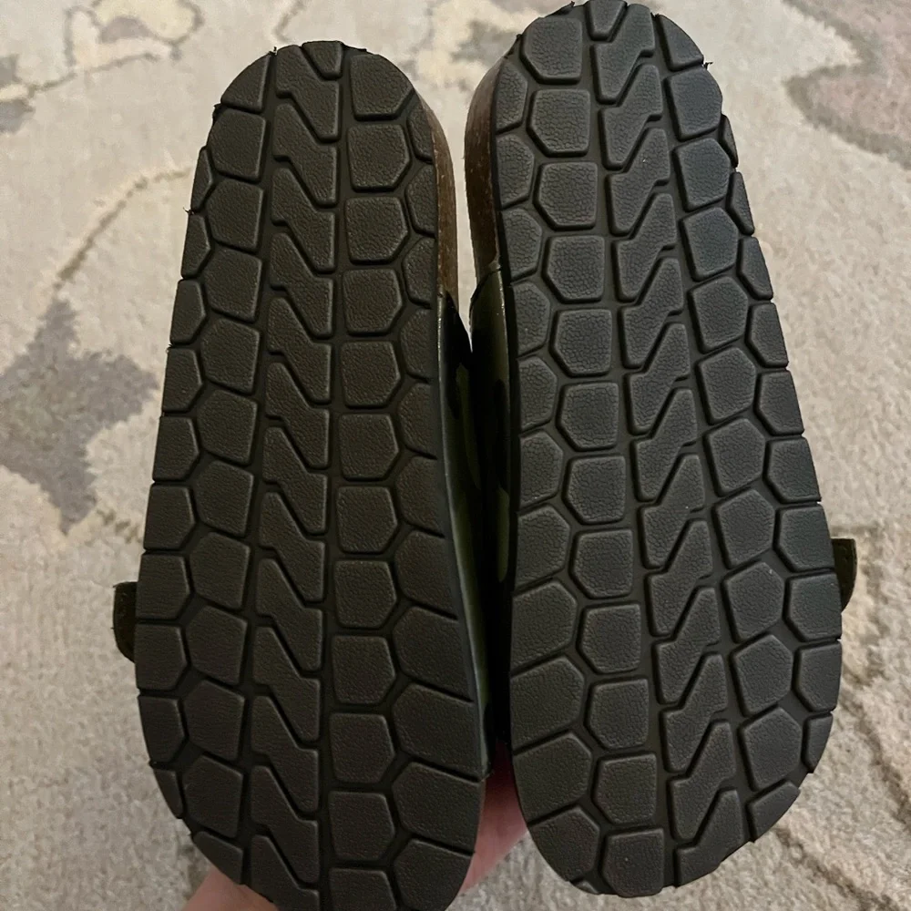 NEW Gap Kids Camo sandals, size 12/13